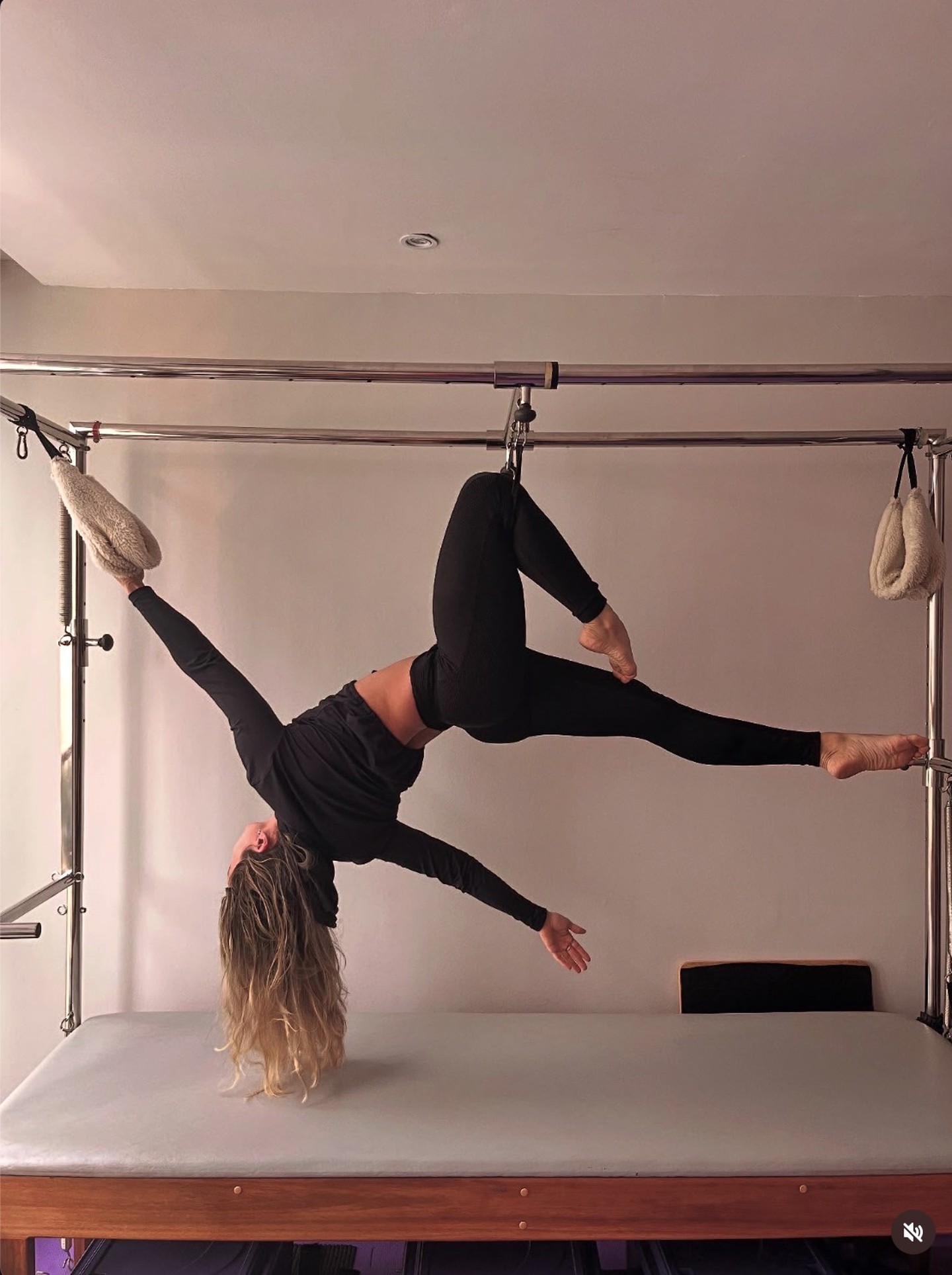 Tatiana em split lateral no Cadillac do Pilates Tatiana Nobre